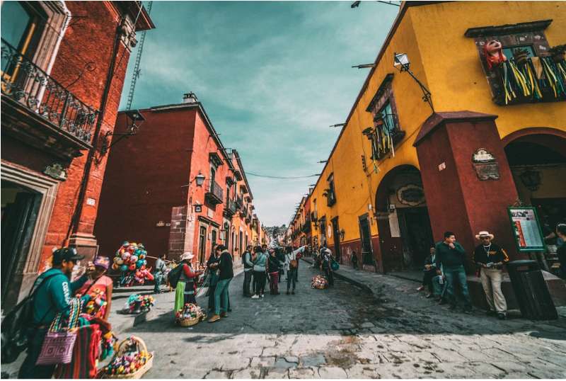 A vibrant street scene in Napoles