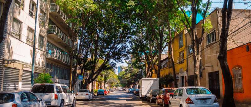 A vibrant street scene in Escandón I Sección
